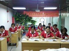 依佳族開課預告——這！就是月嫂育嬰師，既能賺錢養家，也能貌美如花