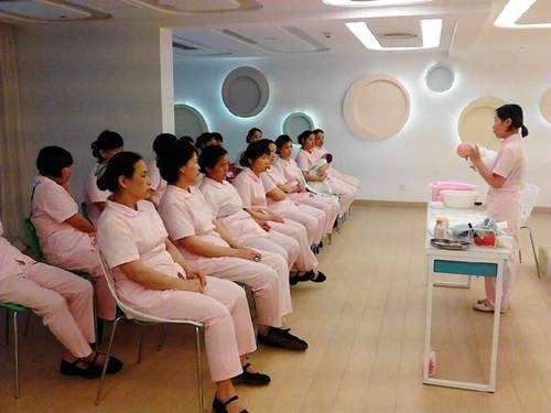 依佳族家政花都育嬰師培訓：簡單五步教你選擇正規育嬰師培訓機構